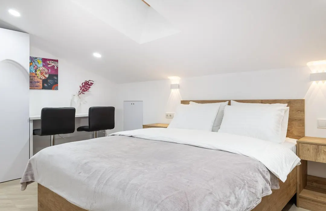 Theatre Boutique Apartments - Stylish - Walk Everywhere-1